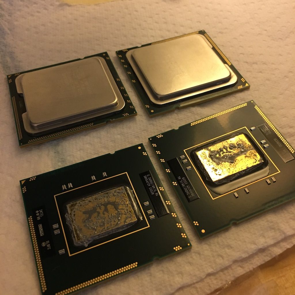 zwei geköpfte XEON CPUs mit alter Wärmeleitpaste