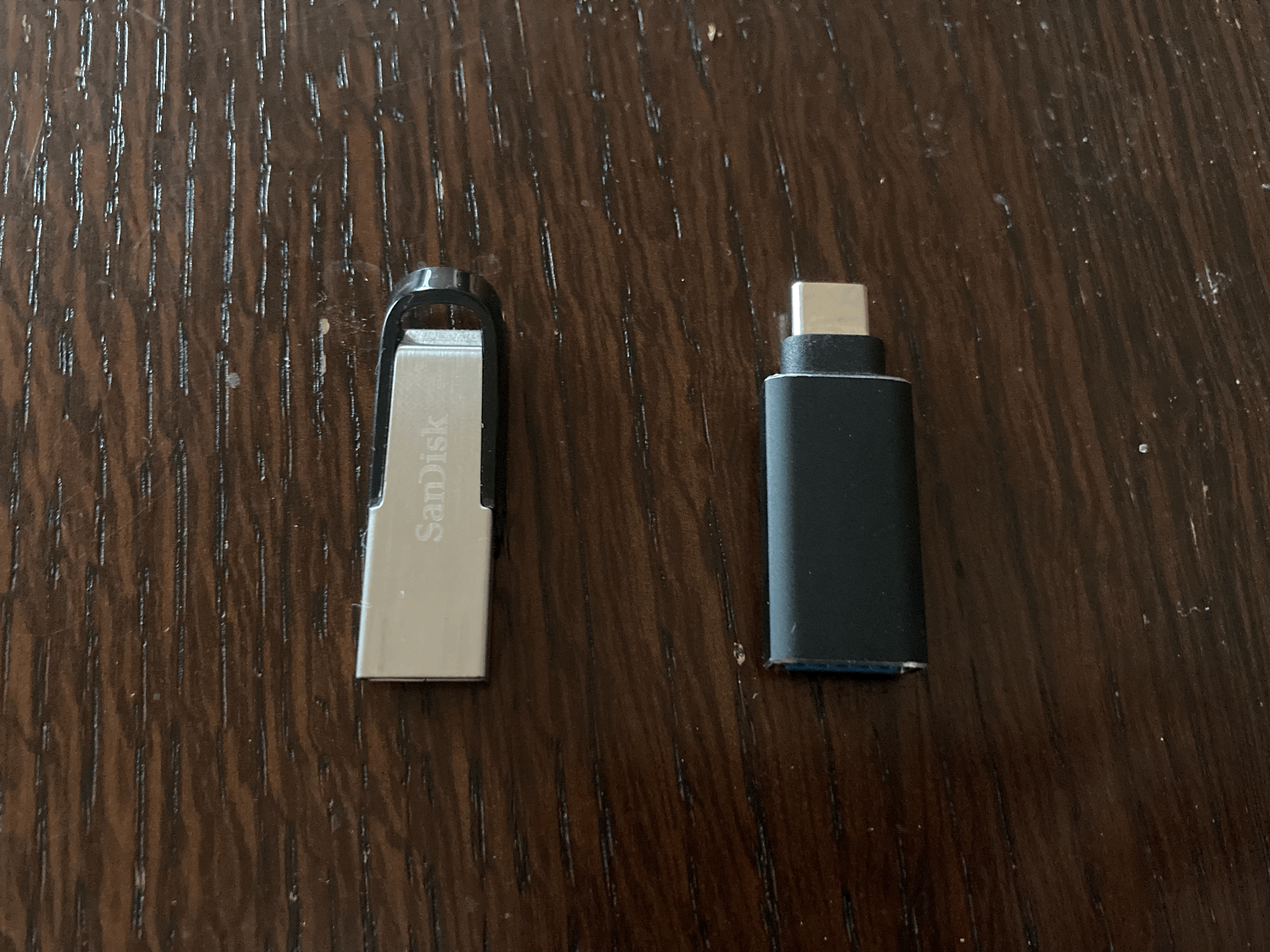 Ich nutze einen Sandisk 32 GB Stick und diesen USB-C auf USB-A Adapter