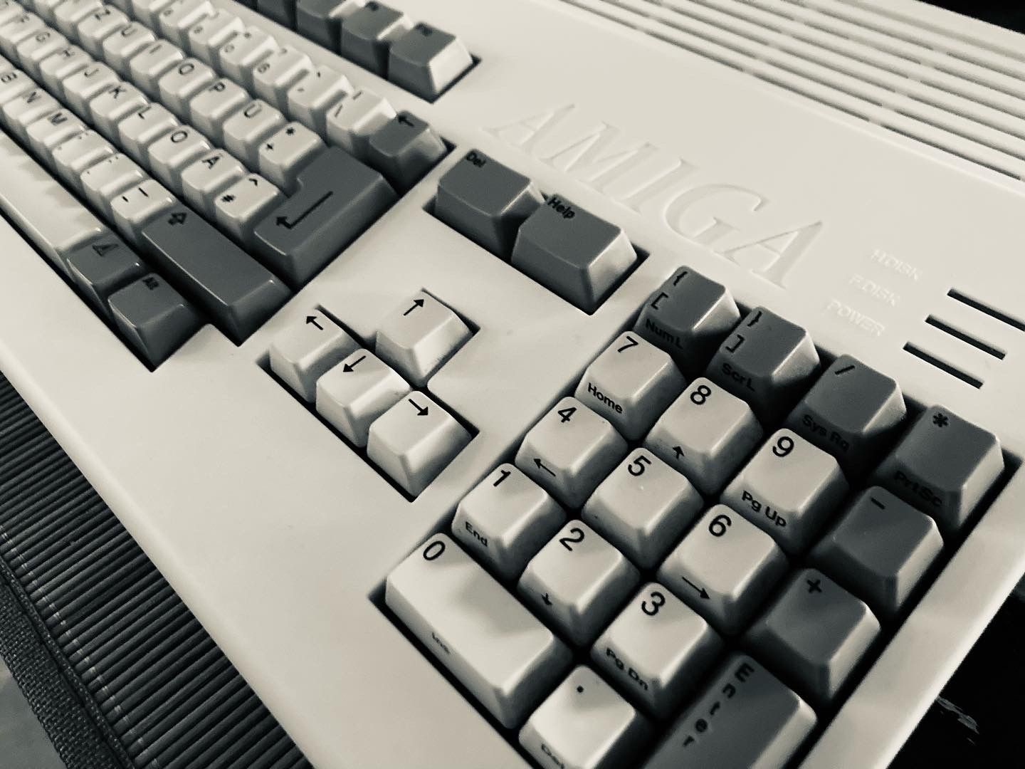Amiga 1200 mit Sicht auf den Nummernblock und die LEDs