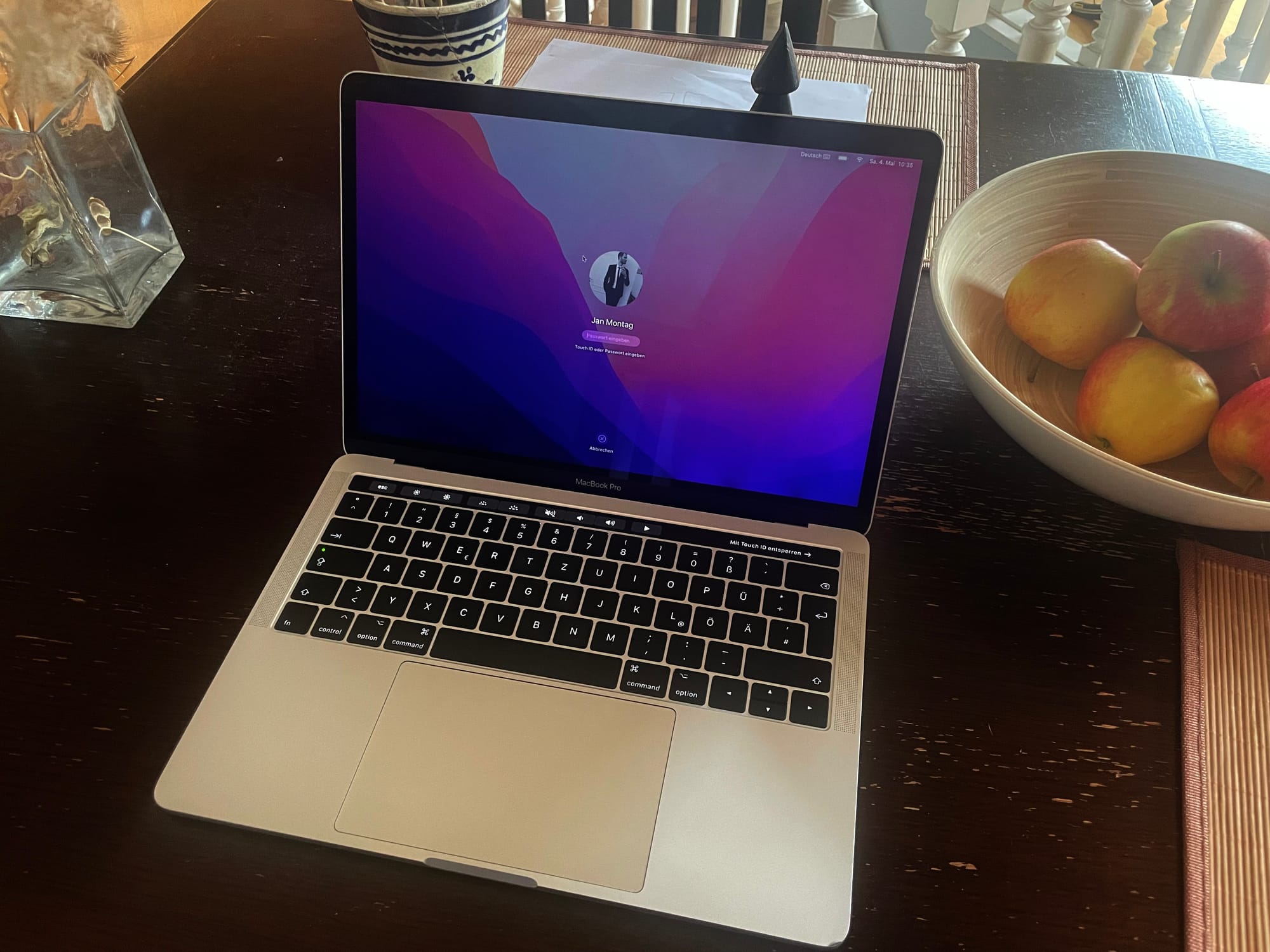 MacBook Pro 13" 2016 (4 TB 3, Touch Bar) on a brown table (C) Herr Montag