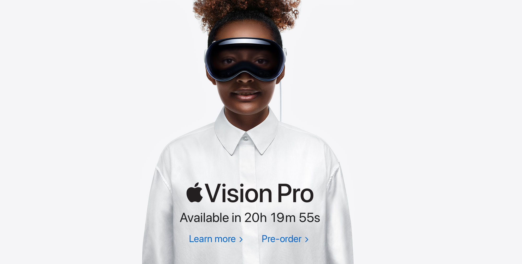 Eine Frau trägt in einer Apple Werbung die Vision Pro, ein VR Brille vom Hersteller.