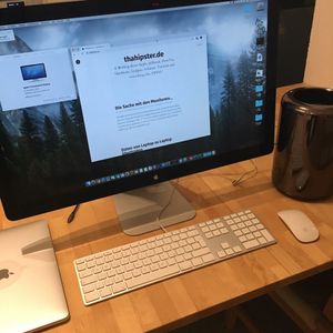 Ein Schreibtisch MIT Apple Thunderbolt Afficher un Mac Pro 2013