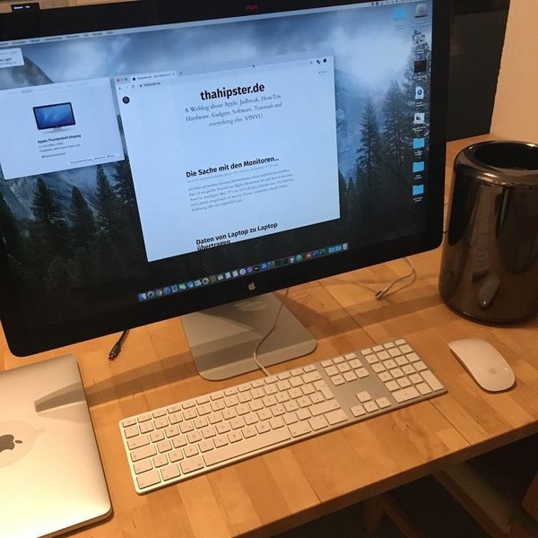 Ein Schreibtisch mit Apple Thunderbolt Display an Mac Pro 2013