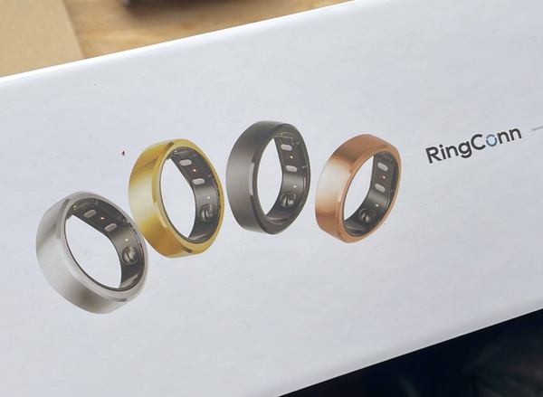 Die Verpackung der Generation 2 des RingConn Smartrings, man sieht die verschiedenen Farben