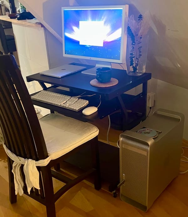 Powermac G5 with Apple Cinema HD 23" Display and corresponding Keyboard and Mouse (C) Herr Montag